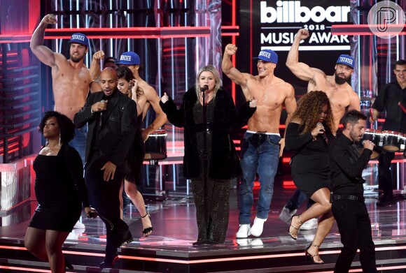 Kelly Clarkson fez um medly com sucessos do momento no Billboard Music Awards