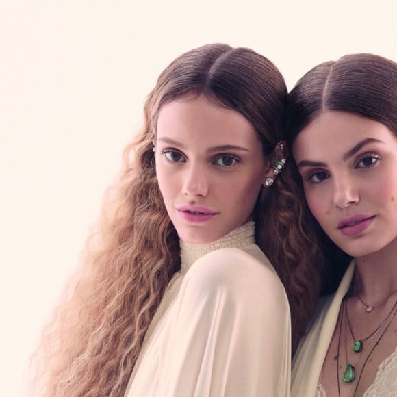 Camila Queiroz e Laura Neiva contaram detalhes das cerimônias, que serão realizadas em 2018, à revista 'Vogue Noiva'