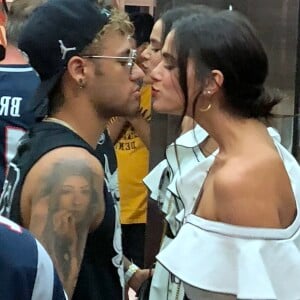 Bruna Marquezine e Neymar ficaram juntinhos neste domingo, dia 20 de maio de 2018, no Rio de Janeiro