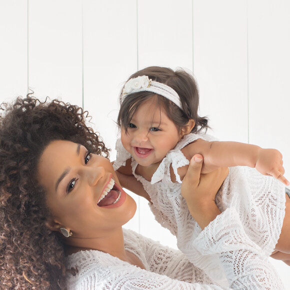 Yolanda esbanjou fofura em ensaio de aniversário da mãe, Juliana Alves