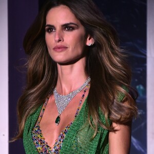 Izabel Goulart desfilou com anel e cordão da Chopard com esmeralda em evento de gala da amfAR