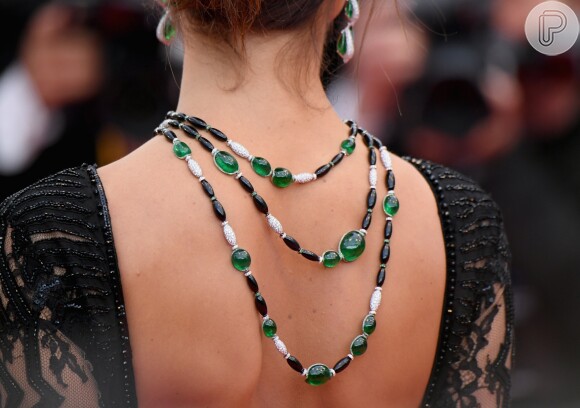 A modelo Alessandra Ambrosio escolheu colar e brinco das joias para a pré-exibição de 'BlacKkKlansman'