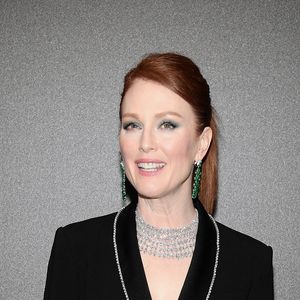 Julianne Moore deu um toque de cor à produção preto e branco com brinco longo de esmeraldas