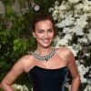 Irina Shayk brilhou com cordão com dezenas de esmeraldas na lapidação pérola