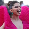 A atriz indiana Deepika Paduko combinou um vestido extravagante rosa com esmeraldas colombianas