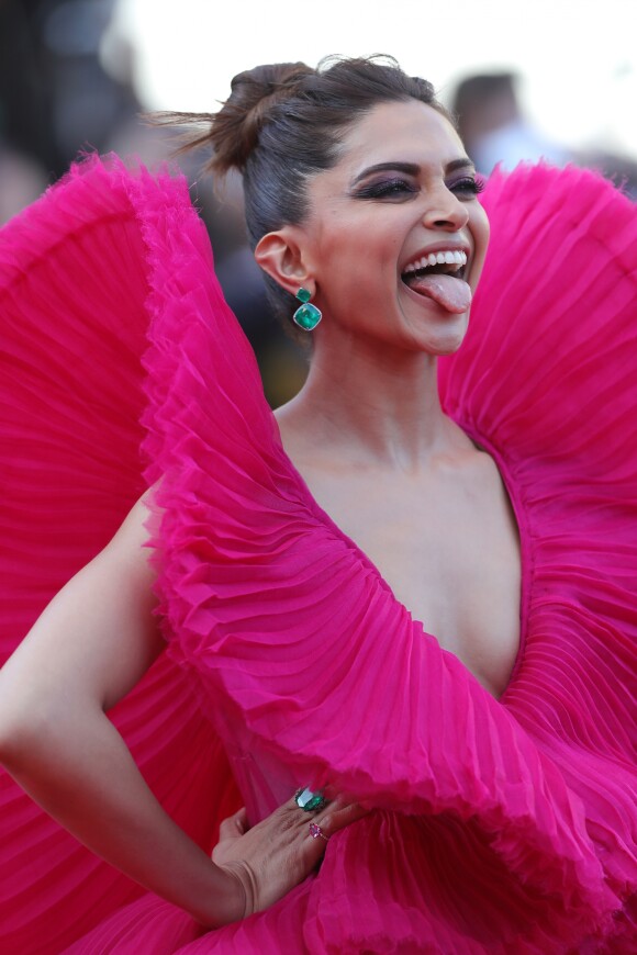 A atriz indiana Deepika Paduko combinou um vestido extravagante rosa com esmeraldas colombianas