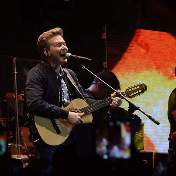 Michel Teló cantou em show beneficente em São Paulo e foi prestigiado pelos filhos, Melinda e Teodoro, e pela mulher, Thais Fersoza