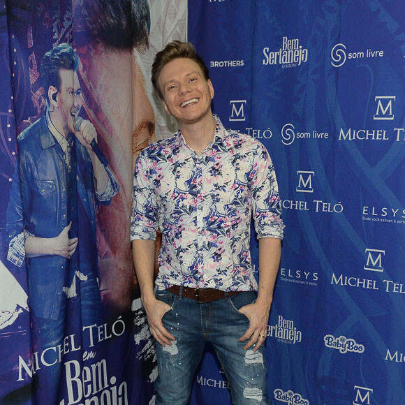 'Olha quem veio dar um beijo! Família é bom demais, é a melhor coisa do mundo!', comemorou Thais Fersoza ao ganhar um carinho do marido, Michel Teló