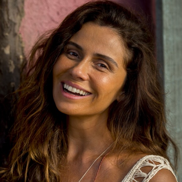 Usando o nome Silvia, Luzia (Giovanna Antonelli) liga para um site de prostituição e pede um encontro com Ícaro (Chay Suede), que se apresenta como Tony na novela 'Segundo Sol'