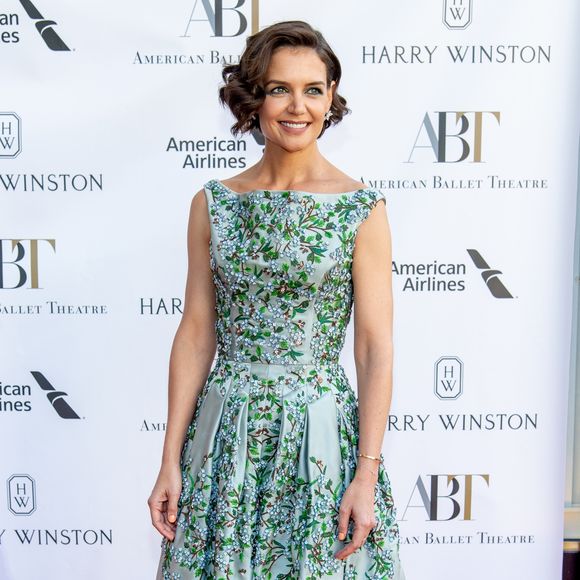 Katie Holmes combinou o vestido midi florido Zac Posen com sandálias nude para a abertura de gala do American Ballet Theatre na The Metropolitan Opera House, em Nova York, nos Estados Unidos, na noite desta segunda-feira, 21 de maio de 2018
