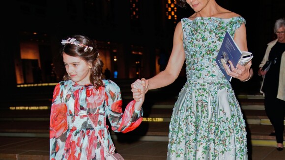 O jardim de Katie Holmes e Suri Cruise: mãe e filha vão a baile de look florido
