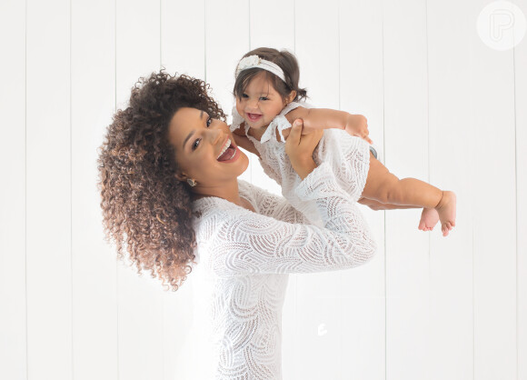 Juliana Alves é mãe da pequena Yolanda, de 8 meses, fruto de seu casamento com o diretor de cinema Ernani Nunes