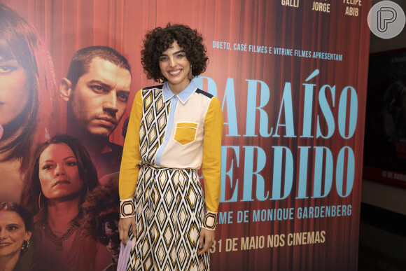 O vestido usado por Julia Konrad na première do filme 'Paraíso Perdido' é da marca Tory Burch