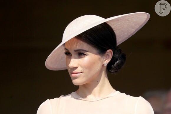 Meghan Markle escolheu chapéu minimalista com cabelo preso em coque baixo para evento público nesta terça-feira, dia 22 de maio de 2018, no palácio de Buckingham