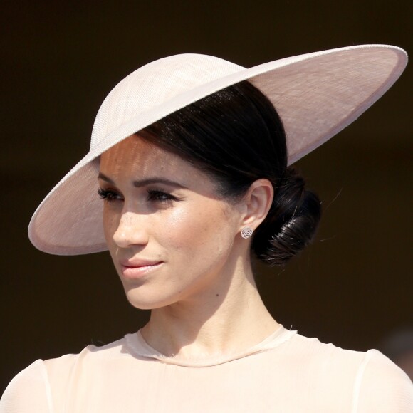 Meghan Markle escolheu chapéu minimalista com cabelo preso em coque baixo para evento público nesta terça-feira, dia 22 de maio de 2018, no palácio de Buckingham