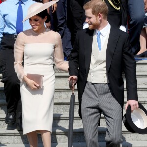 Vestido na tonalidade creme usado por Meghan Markle tem mangas compridas transparentes