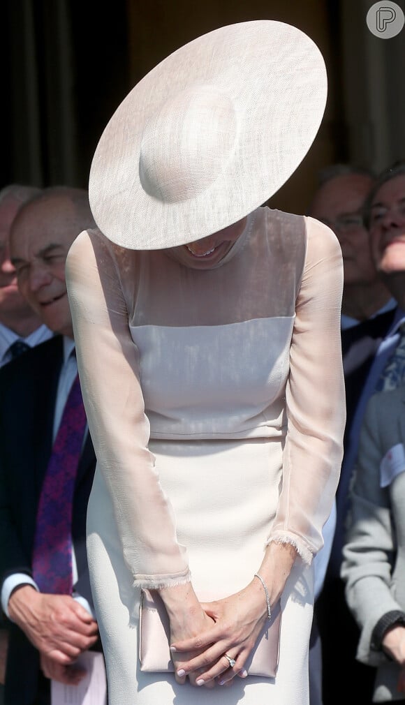 Em primeira aparição como Duquesa de Sussex, Meghan Markle usou vestido da marca de luxo britânica Goat Fashion, chapéu Philip Treacy, cluth Wilbur & Gussie, sapatos Tamara Mellon e joias Vanessa Tugendhaft