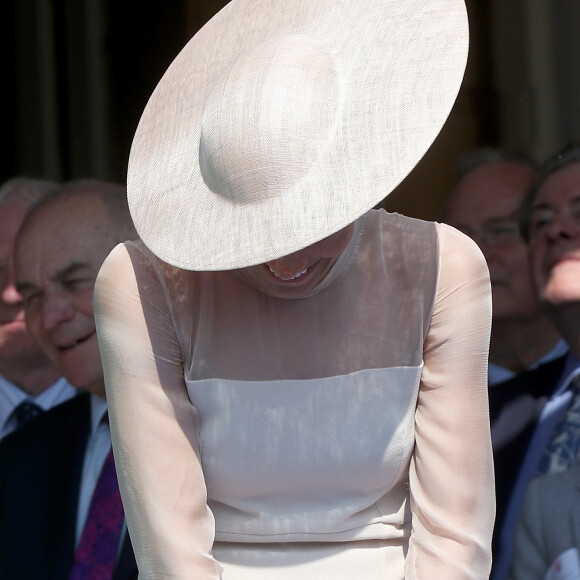 Em primeira aparição como Duquesa de Sussex, Meghan Markle usou vestido da marca de luxo britânica Goat Fashion, chapéu Philip Treacy, cluth Wilbur & Gussie, sapatos Tamara Mellon e joias Vanessa Tugendhaft