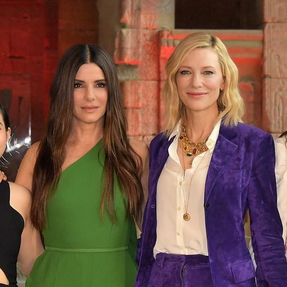 Sandra Bullock e Cate Blanchett chamaram atenção com looks vibrantes no photocall mundial do filme 'Ocean's 8' ('Oito Mulheres e um Segredo'), no Metropolitan Museum of Art, em Nova York, nos Estados Unidos, nesta terça-feira, 22 de maio de 2018