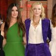 Enquanto Sandra Bullock vestia um jumpsuit verde Elie Saab, Cate Blanchett exibia um conjunto roxo de camurça  Salvatore Ferragamo e scarpins de cetim  Aquazzura  