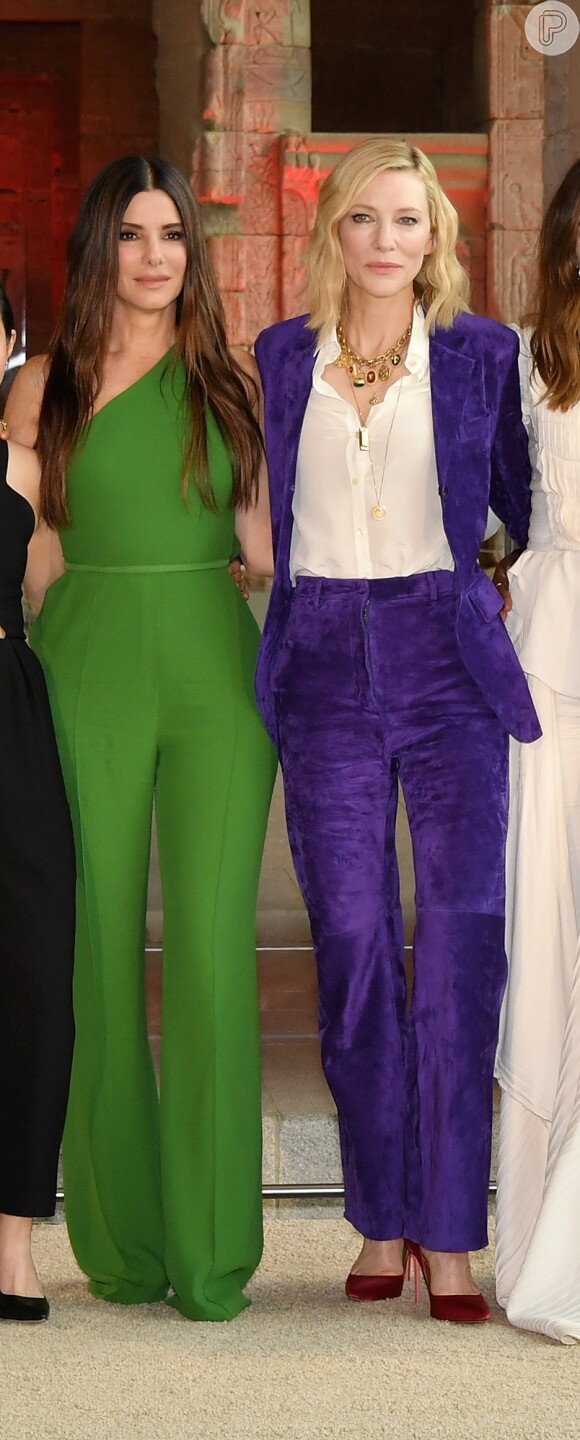 Enquanto Sandra Bullock vestia um jumpsuit verde Elie Saab, Cate Blanchett exibia um conjunto roxo de camurça Salvatore Ferragamo e scarpins de cetim Aquazzura