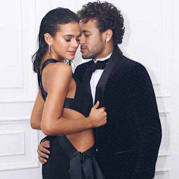 Bruna Marquezine foi acusada de ter impedido que mulheres solteiras se aproximassem de Neymar