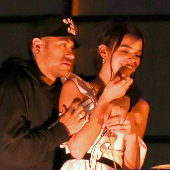 Bruna Marquezine e Neymar curtiram 'Tardezinha', comandado por Thiaguinho, no último domingo, 20 de maio de 2018