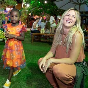 Mãe de Títi, Giovanna Ewbank criticou a falta de bonecas negras em lojas