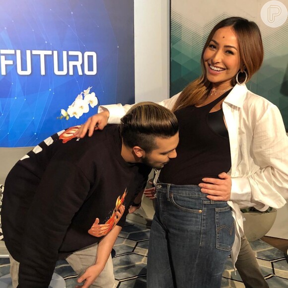 Sabrina Sato comemora foto com Luan Santana beijando sua barriga: 'Dia especial'