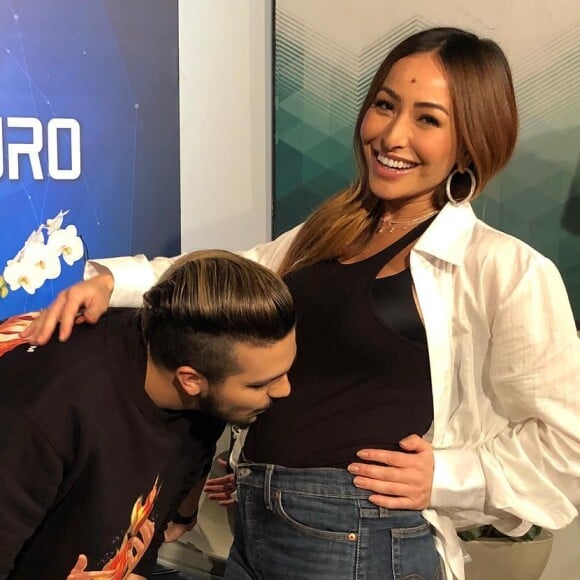 Sabrina Sato comemora foto com Luan Santana beijando sua barriga: 'Dia especial'