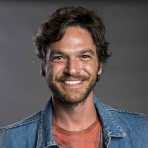 Beto (Emilio Dantas) conta que é capaz de tudo para ter o perdão do filho, Valentim (Danilo Mesquita) na novela 'Segundo Sol' e ouve do rapaz: 'Só tem um jeito de eu lhe perdoar... Se amanhã, durante o show em homenagem a Beto Falcão, você assumir publicamente que tá vivo'