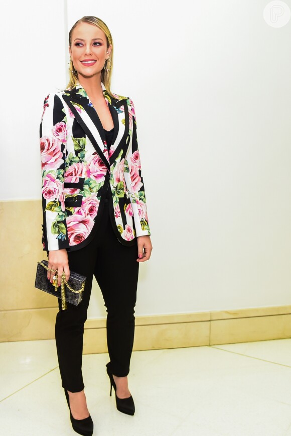 Paolla Oliveira sobrepôes o look preto com um blazer floral Dolce & Gabbana na pré-estreia do filme 'Alguém Como Eu', no Cinemark Iguatemi, em São Paulo, nesta terça-feira, 22 de maio de 2018