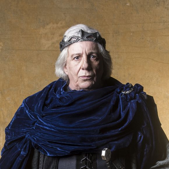 Otávio (Alexandre Borges) convence Catarina (Bruna Marquezine) a se casar com ele depois de contar a vilã que sabe que ela mantém o pai, Augusto (Marco Nanini), trancado em um quarto e conseguir sequestrar o soberano nos próximos capítulos da novela 'Deus Salve o Rei'