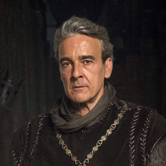 Otávio (Alexandre Borges) surpreende Afonso (Romulo Estrela) ao invadir banquete e faz Catarina (Bruna Marquezine) revelar a todos nos próximos capítulos da novela 'Deus Salve o Rei': '"Bem, eu... Eu fui... Eu fui pedida em casamento'