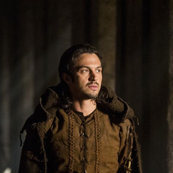 Afonso (Romulo Estrela) se irrita com notícia do casamento de Catarina (Bruna Marquezine) e Otávio (Alexandre Borges) nos próximos capítulos da novela 'Deus Salve o Rei': 'Por que você não me contou sobre esse noivado, Catarina? Você está se aliando ao meu maior inimigo!'