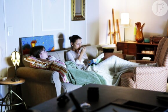 Poliana (Sophia Valverde) e Luísa (Milena Toscano) assistem juntas um filme na TV, no capítulo que vai ao ar quarta-feira, dia 30 de maio de 2018, na novela 'As Aventuras de Poliana'