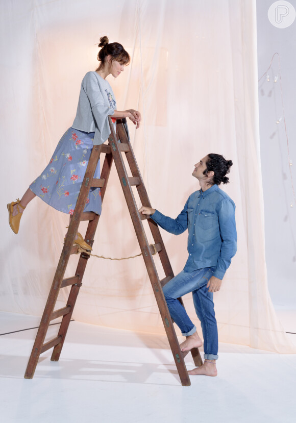 Gabriel Leone e Carla Salle estrelam a campanha de Dia dos Namorados de uma marca de roupas