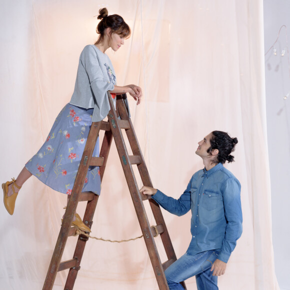 Gabriel Leone e Carla Salle estrelam a campanha de Dia dos Namorados de uma marca de roupas
