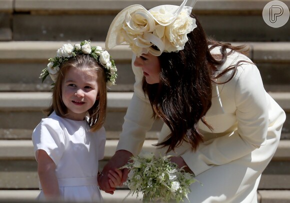 Princesa Charlotte ajudou a organizar a entrada dos pajens e daminhas no casamento de Meghan Markle e príncipe Harry