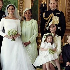 Princesa Charlotte apareceu no colo da mãe, Kate Middleton, na foto em família divulgada pelos noivos