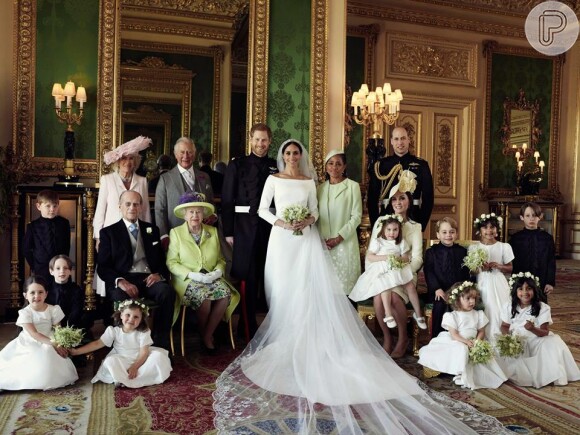 Princesa Charlotte apareceu no colo da mãe, Kate Middleton, na foto em família divulgada pelos noivos