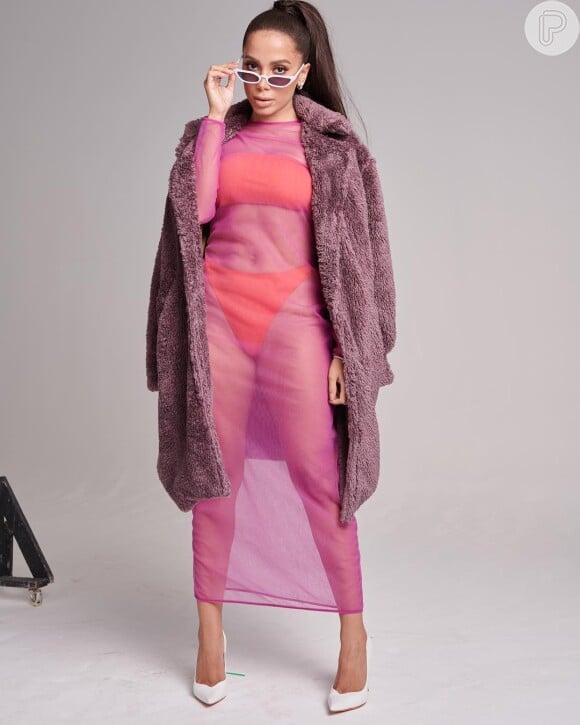 O biquíni tomara que caia laranja fluorescente usado por Anitta foi combinado com vestido de tela da Bo.Bô, saltos Schutz e casaco fake fur da Cotton Project