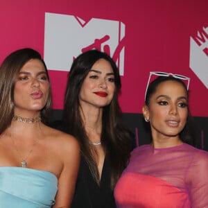 Anitta posa com Mariana Goldfarb e Thaila Ayala no prêmio MTV MiAW