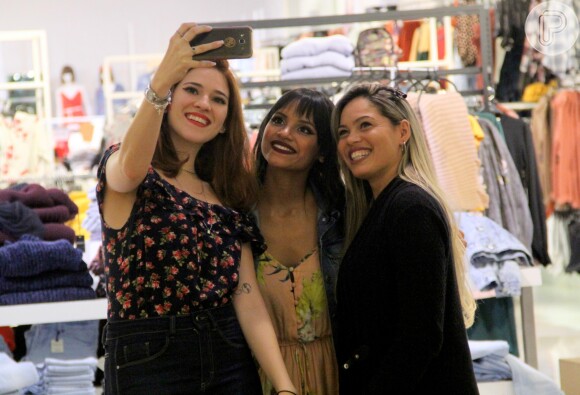 Ana Clara, do 'BBB18', fez a tradicional selfie com Gleici, campeã do reality, e uma fã