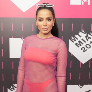 Anitta levou mini-óculos brancos Bulgari para o MTV Millennial Awards Brasil 2018, realizado no Citibank Hall, em São Paulo, na noite desta quarta-feira, 23 de maio de 2018