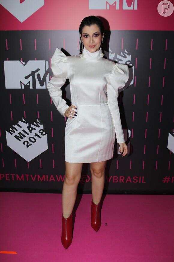 Nah Cardoso contrastou o vestido de mangas volumosas com as botas vermelhas Via Marte no MTV Millennial Awards Brasil 2018, realizado no Citibank Hall, em São Paulo, na noite desta quarta-feira, 23 de maio de 2018