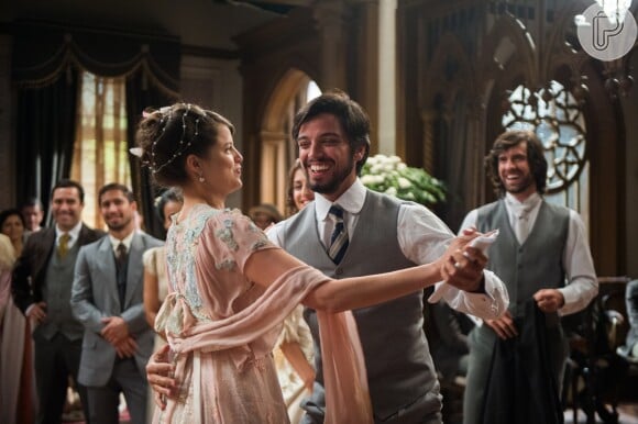 Ernesto (Rodrigo Simas) é apaixonado por Ema (Agatha Moreira), pretendente de Edmundo (Nando Rodrigues) na novela 'Orgulho e Paixão'