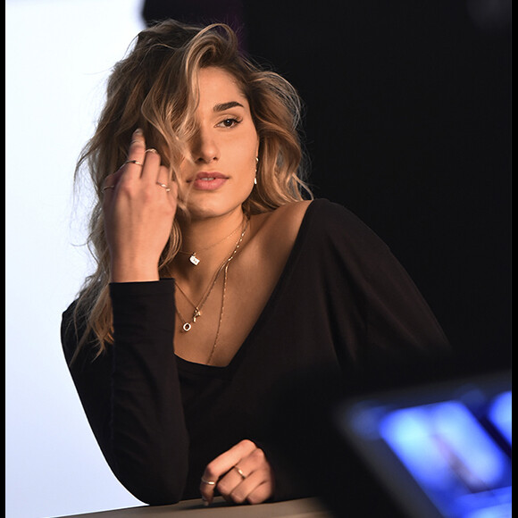 Sasha Meneghel apareceu com vários colares e anéis em ensaio