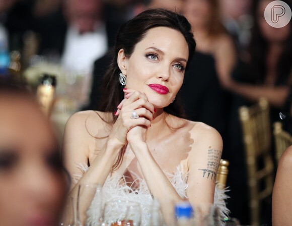 Angelina Jolie mantém relação amigável com ex-marido Brad Pitt