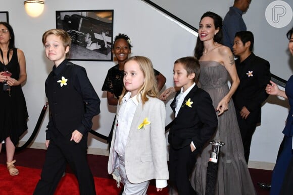 Angelina Jolie é mãe de Maddox, de 16 anos, Pax, de 14, Zahara, de 13, Shiloh, de 11, e os gêmeos Vivienne e Knox, de 9